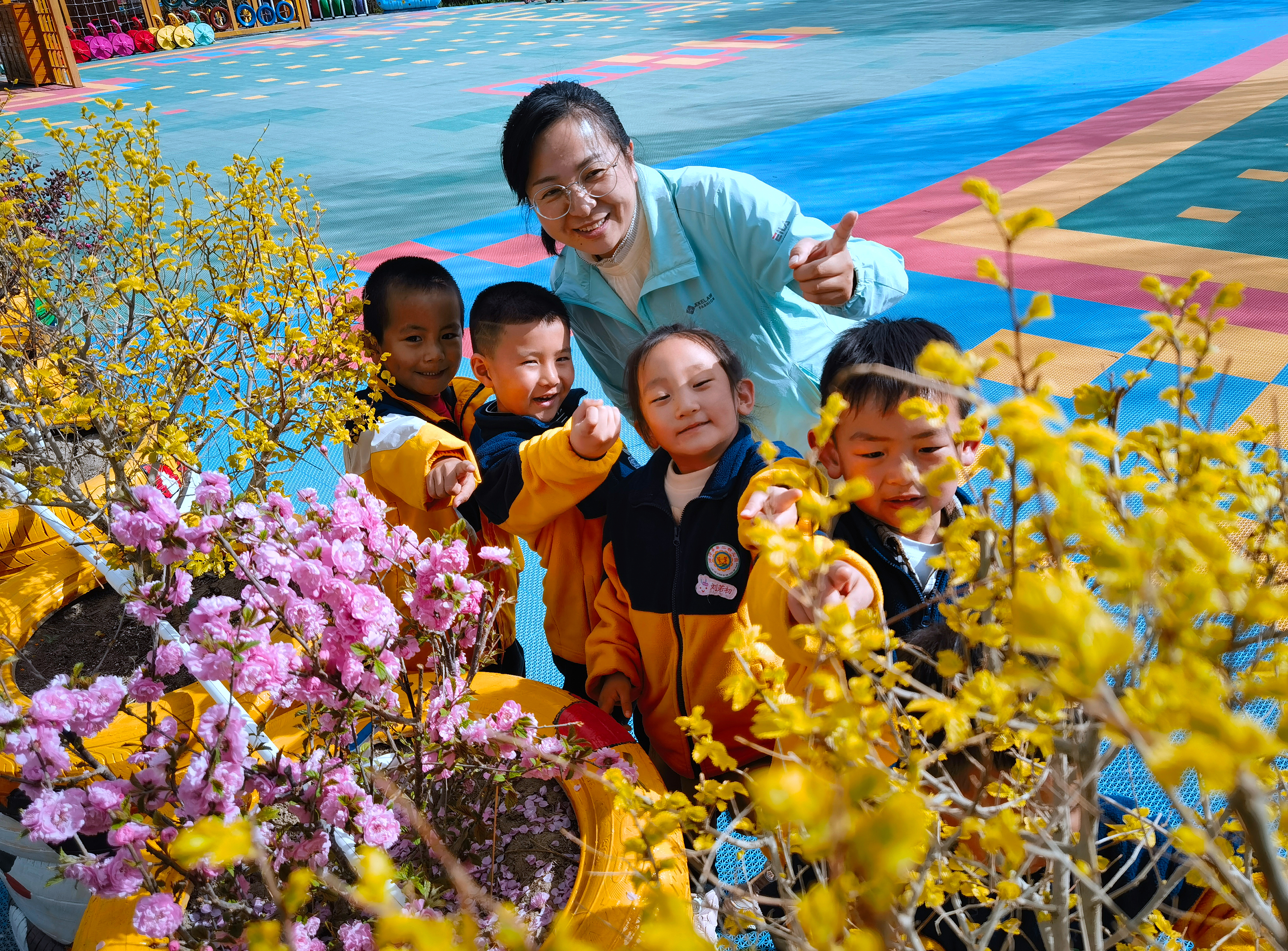 02 老師帶著孩子們觀察迎春花。劉莉 攝.jpg