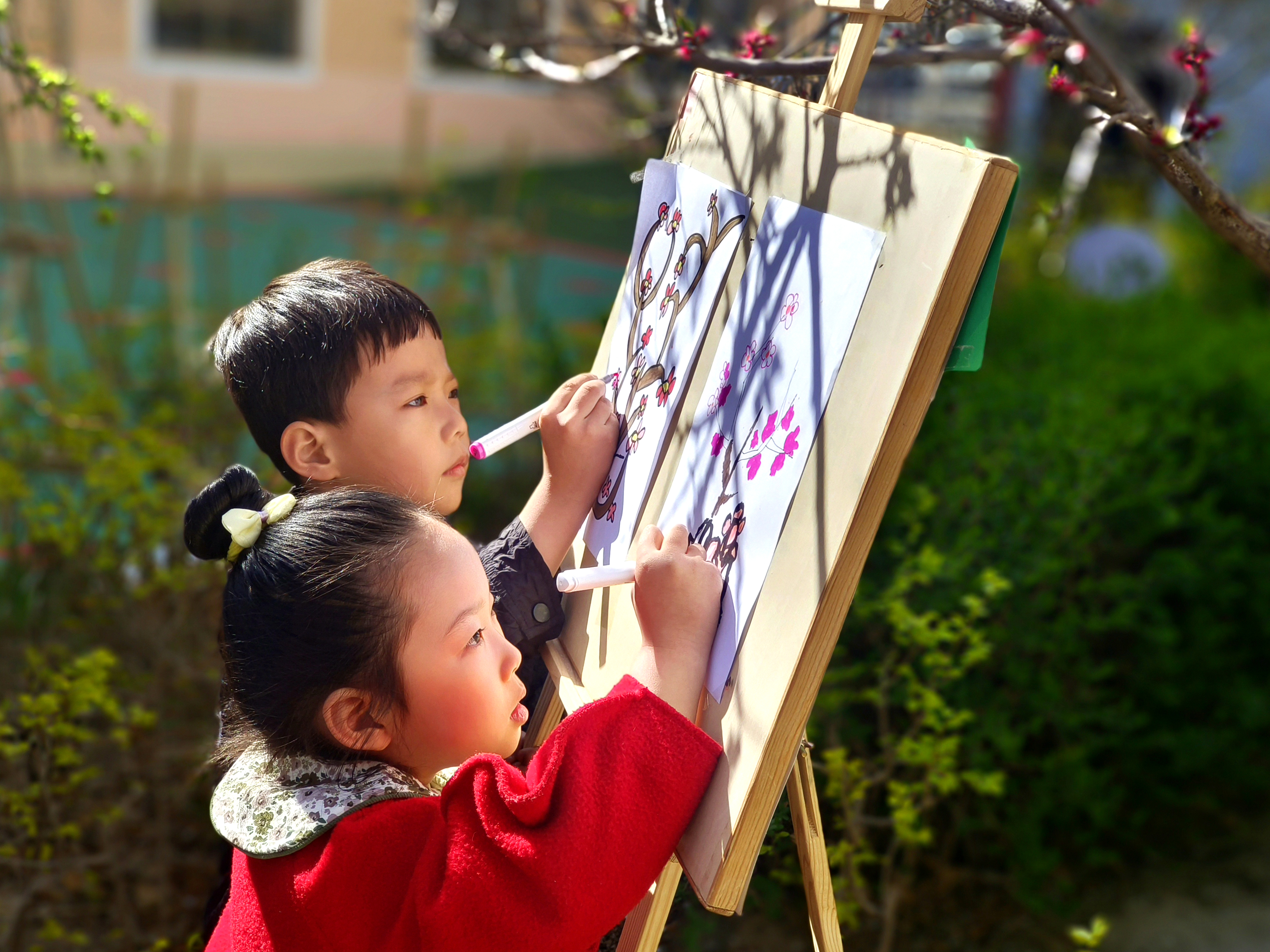 03 孩子們用畫筆留住春天。代海燕 攝.jpg