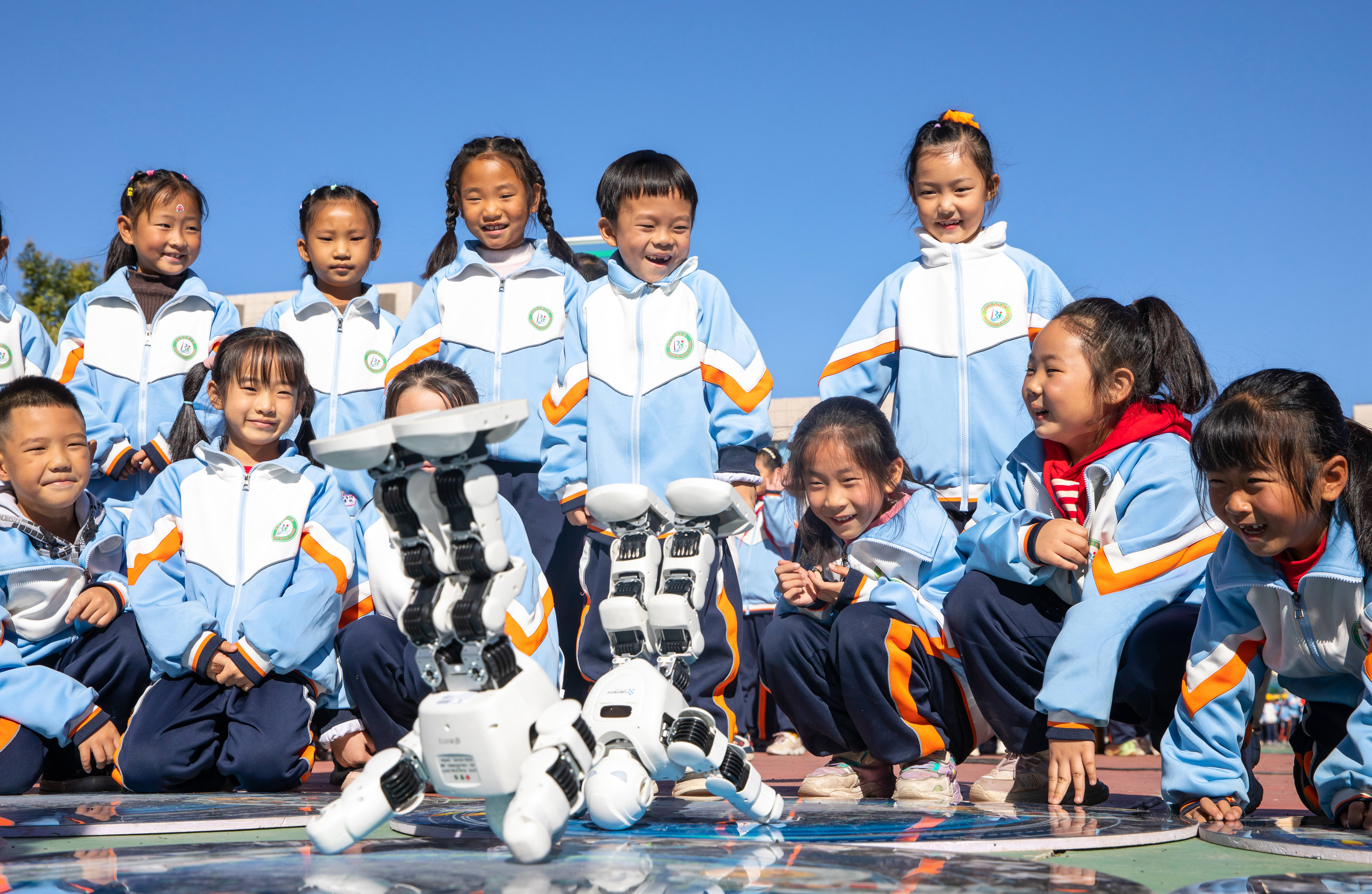 2024年10月22日，在甘肅省張掖市甘州區(qū)北街街小學(xué)科技大篷車嘉年華活動(dòng)上，同學(xué)們?cè)诮嚯x觀看機(jī)器人表演。楊瀟 攝.jpg