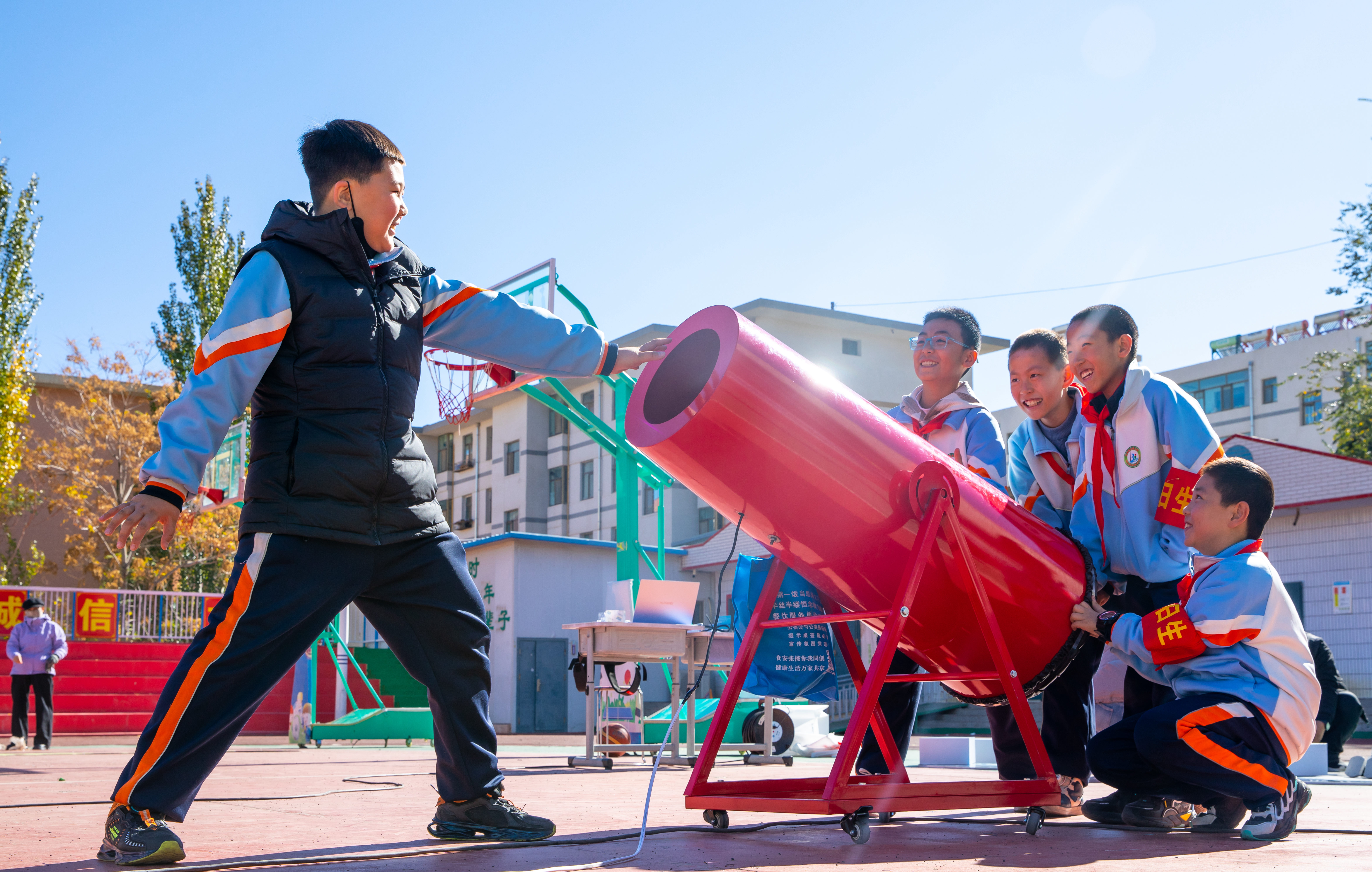 2024年10月22日，在甘肅省張掖市甘州區(qū)北街街小學(xué)科技大篷車嘉年華活動(dòng)上，同學(xué)們?cè)隗w驗(yàn)空氣大炮。楊瀟 攝.jpg