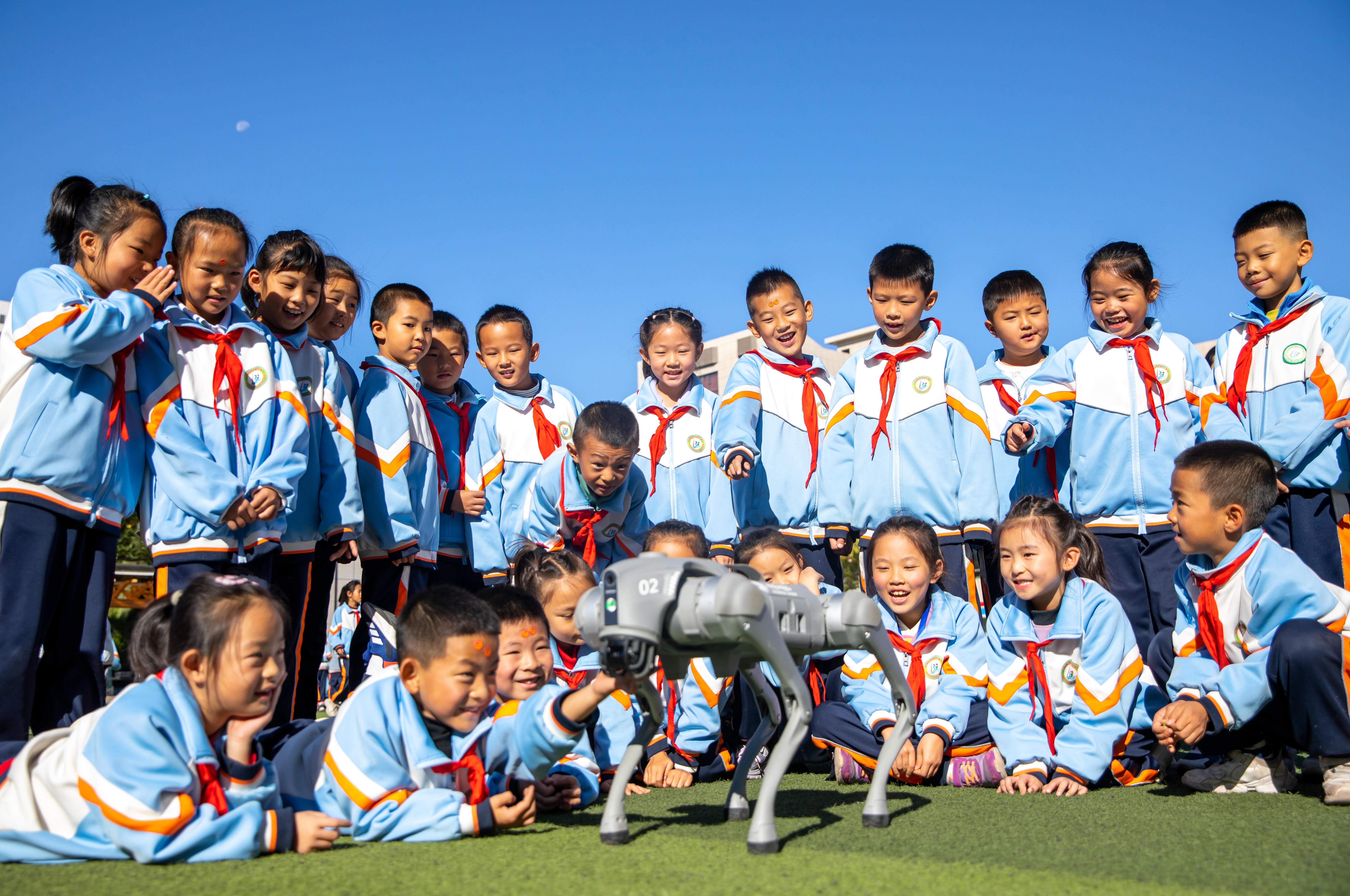 2024年10月22日，在甘肅省張掖市甘州區(qū)北街街小學(xué)科技大篷車嘉年華活動(dòng)上，學(xué)生在觀看“機(jī)器狗”表演。楊瀟 攝.jpg