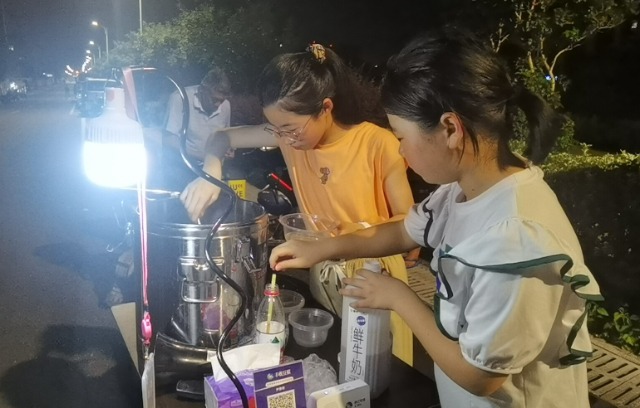 學(xué)生李佳慧、鄔嘉銣出攤賣木蓮凍 學(xué)校供圖.jpg