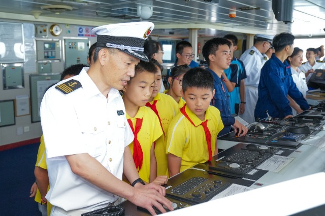 學(xué)生們在“育鯤”輪上探秘海洋科技新裝備.jpg 學(xué)生們在“育鯤”輪上探秘海洋科技新裝備.jpg