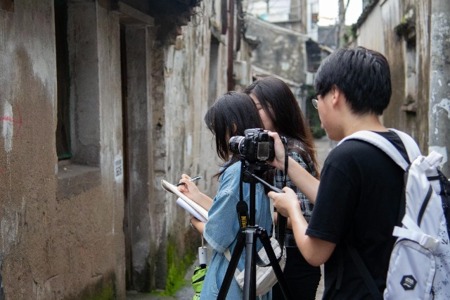 寧波大學(xué)“拾古彌新”鄉(xiāng)村古建筑守護(hù)者小分隊(duì)走進(jìn)寧波市莊市老街，用畫筆攝影記錄古建筑風(fēng)貌 學(xué)校供圖.jpg