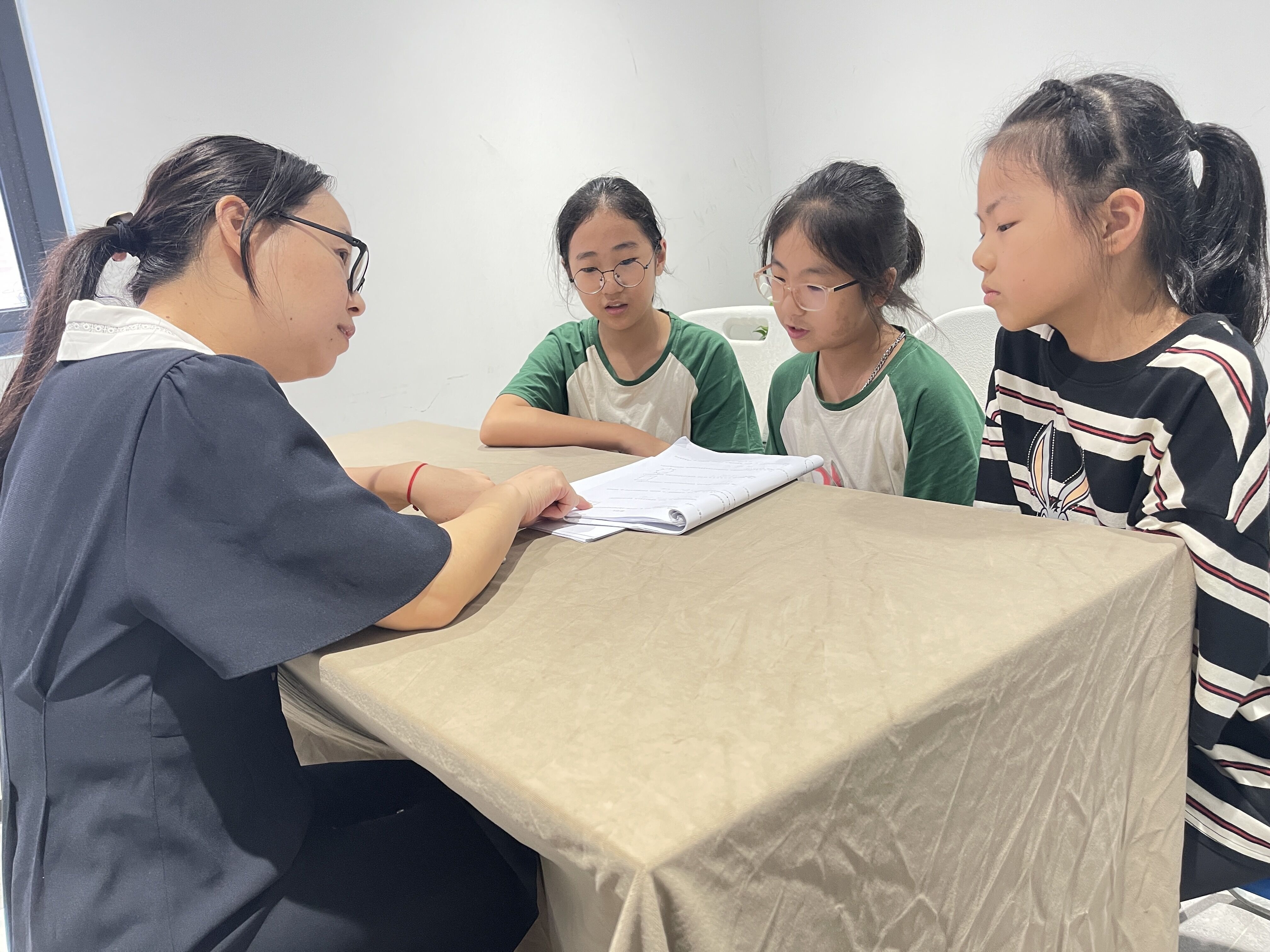 鄭娟娟老師為學(xué)生解答題目 奉化區(qū)教育局供圖.jpg 鄭娟娟老師為學(xué)生解答題目 奉化區(qū)教育局供圖.jpg