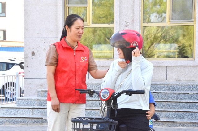 05 臨澤縣濱河幼兒園“紅燭先鋒”護學(xué)崗教師護送學(xué)生放學(xué)。劉婷 攝.JPG