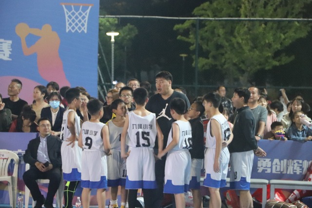 寧波北侖區(qū)中小學生籃球超級聯(lián)賽現(xiàn)場 北侖區(qū)教育局供圖.jpg