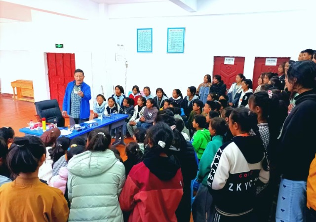 忻元華在給孩子們上科學(xué)實驗課 學(xué)校供圖.jpg 忻元華在給孩子們上科學(xué)實驗課 學(xué)校供圖.jpg