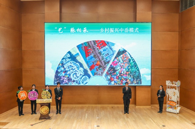 學(xué)生展示“共富策劃”方案 寧波市教育局供圖.jpg 學(xué)生展示“共富策劃”方案 寧波市教育局供圖.jpg