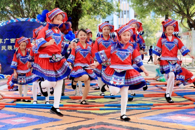 圖3：4月9日，在廣西柳州市融安縣實(shí)驗(yàn)小學(xué)校園，學(xué)生們?cè)谔窀臀?。（譚凱興 攝）.JPG