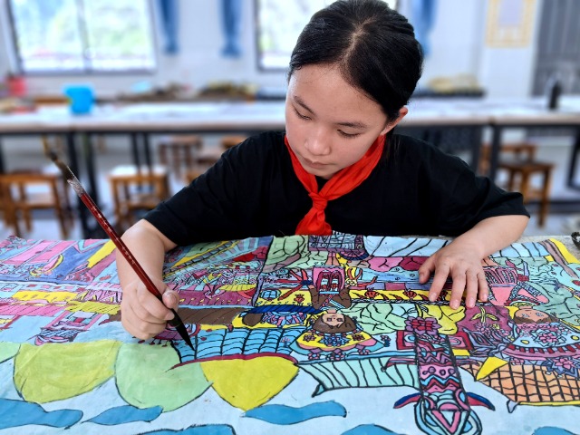 融水苗族自治縣融水鎮(zhèn)苗家小鎮(zhèn)小學(xué)學(xué)生在畫中國重彩畫。 (1).jpg