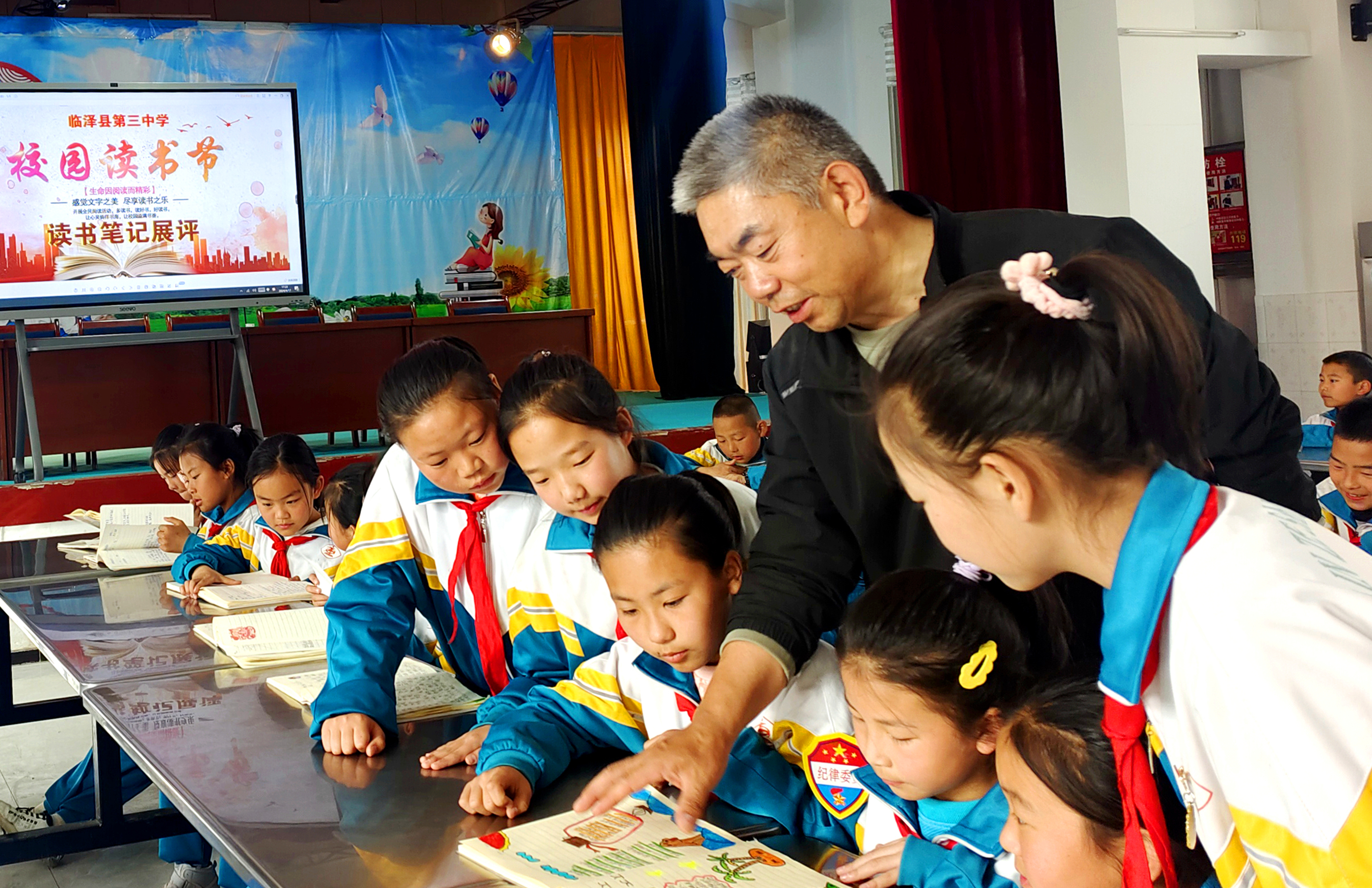 01 臨澤縣第三中學(xué)舉辦讀書筆記展評活動。宋其彪攝.jpg