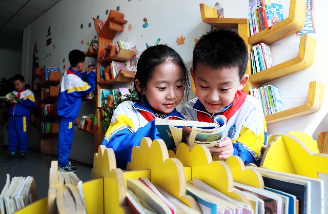 04 臨澤縣城關(guān)小學(xué)學(xué)生在閱讀。趙琳攝.jpg