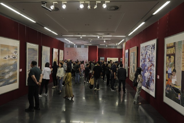 參觀者駐足欣賞中小學(xué)美術(shù)教師作品?；顒臃焦﹫D .jpg