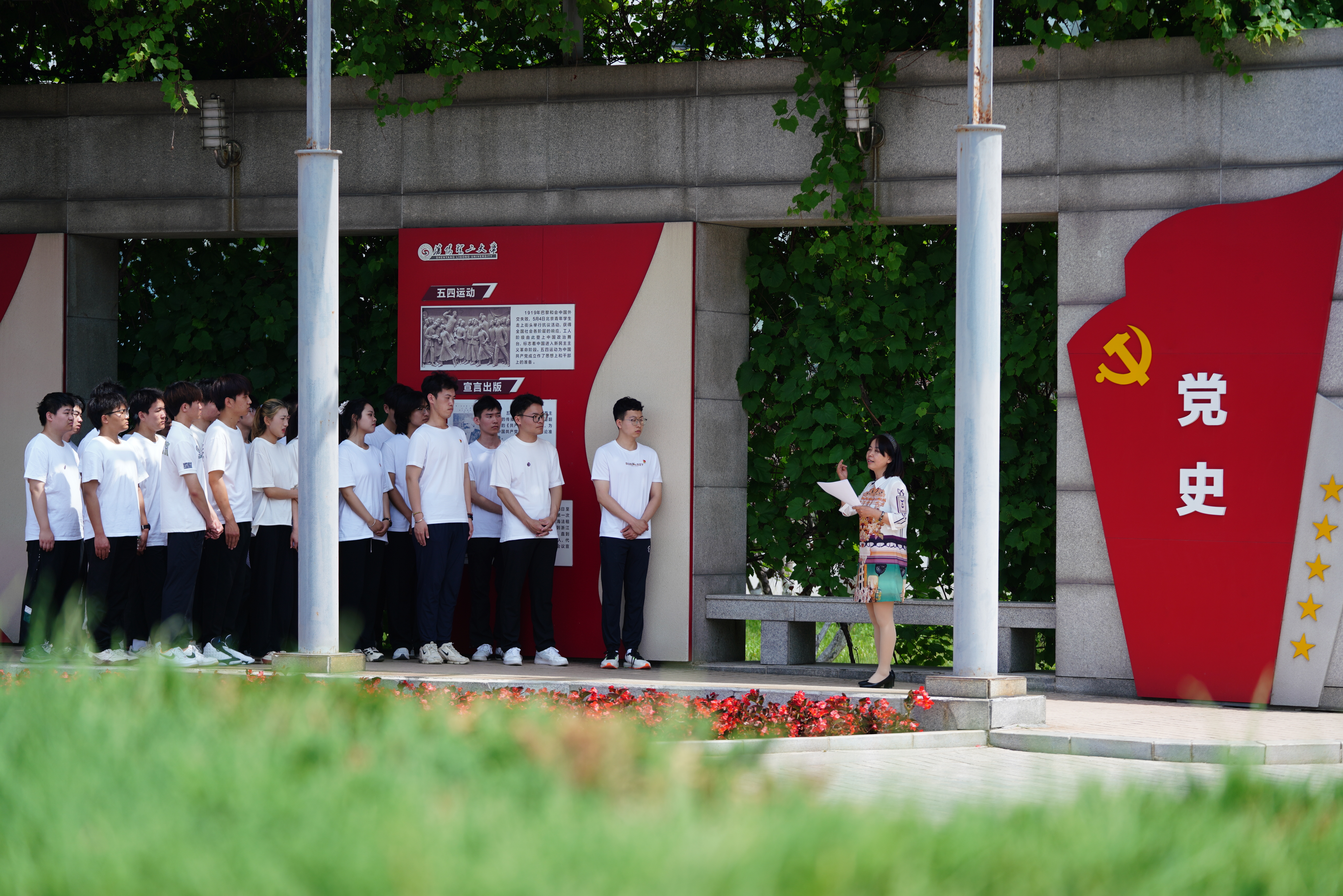 沈陽(yáng)理工大學(xué)打造“行走的思政課”圖為學(xué)生們?cè)凇八氖贰杯h(huán)廊上課    攝影 孫立剛.jpg