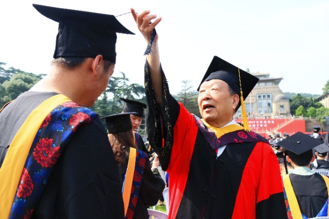 2017年6月22日，李德仁參加武漢大學畢業(yè)典禮并為畢業(yè)生撥穗.jpg