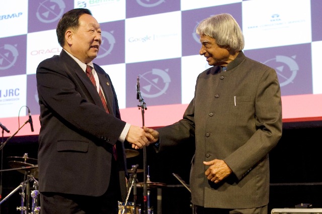 2012年4月14日，國際地球空間信息科學大會授予武漢大學“World Leadership”獎，李德仁接受頒獎嘉賓印度前總統(tǒng)頒獎.jpg