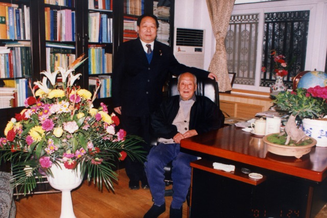 2001年2月，李德仁給導師王之卓拜年.jpg