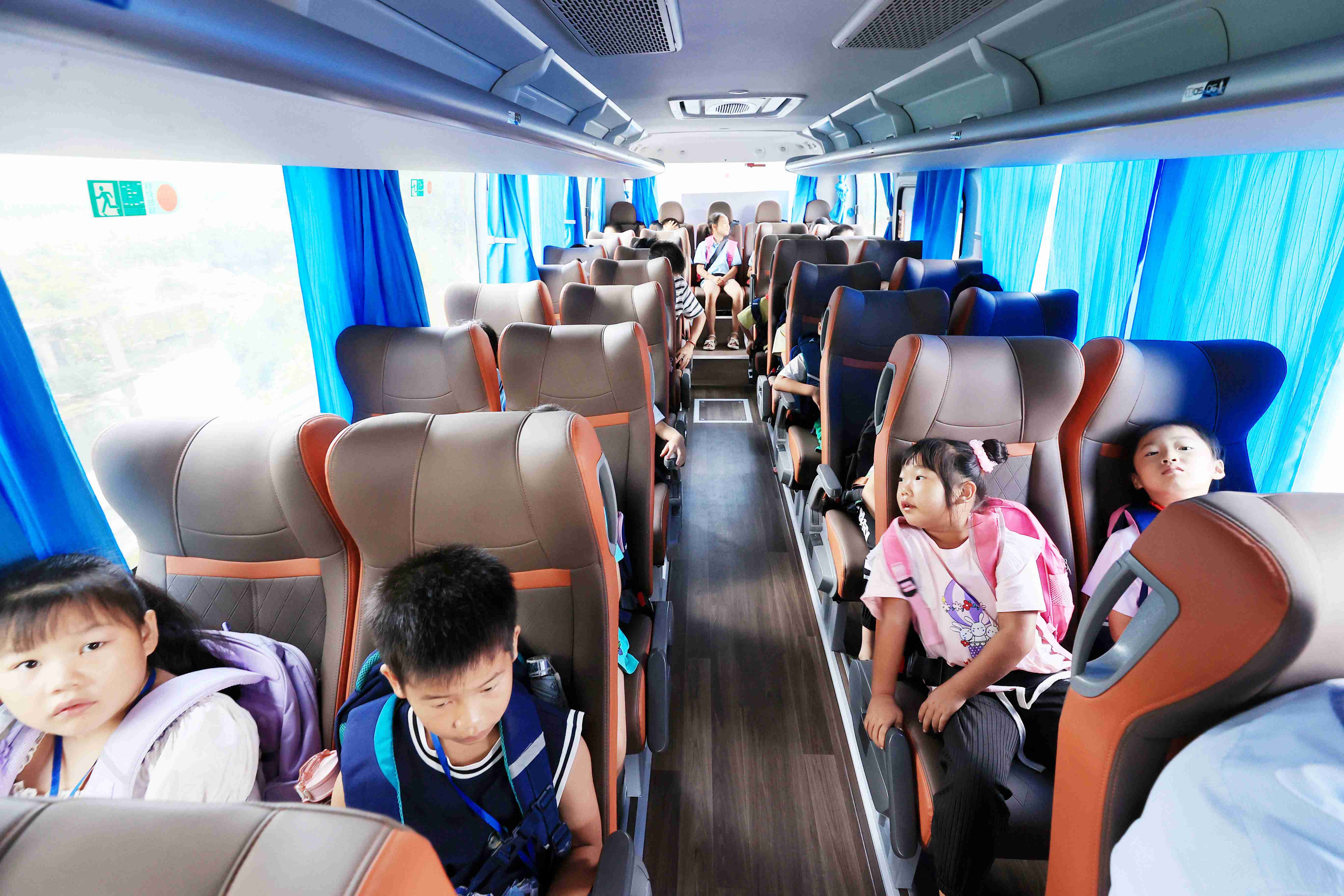 圖4：9月2日早晨，在廣西柳州市融安縣浮石鎮(zhèn)諫村村，學(xué)生們坐上學(xué)生定制公交去學(xué)校。（譚凱興 攝）.JPG