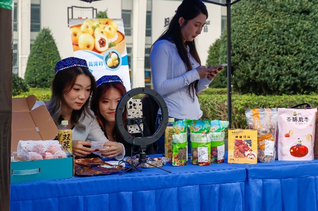 浙江工商職院第22屆校園商品展銷會現(xiàn)場 學校供圖.jpg 浙江工商職院第22屆校園商品展銷會現(xiàn)場 學校供圖.jpg