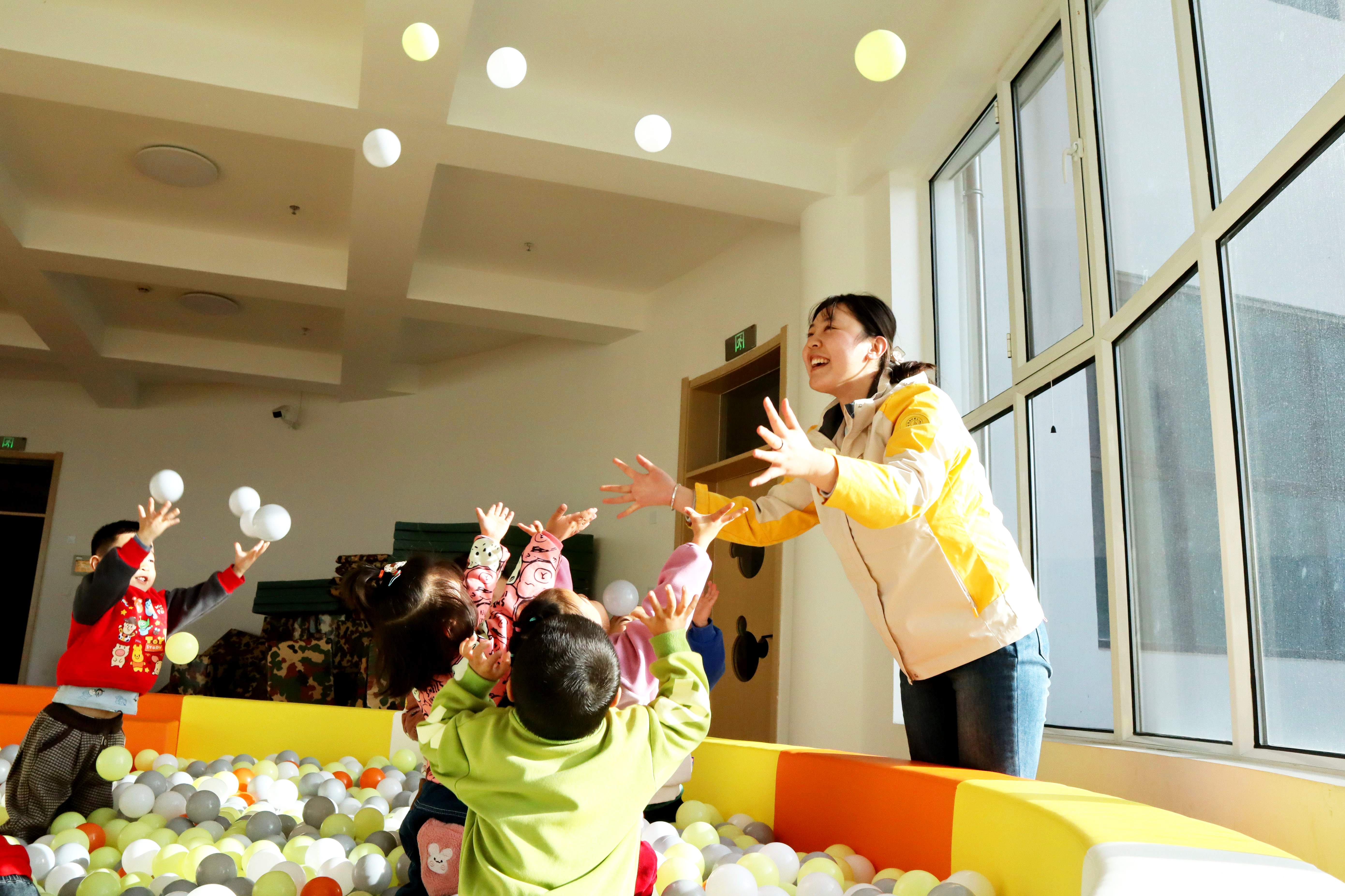 02 臨澤縣西關(guān)幼兒園教師魏薇在帶領(lǐng)幼兒做游戲 張煜 攝.jpg 02 臨澤縣西關(guān)幼兒園教師魏薇在帶領(lǐng)幼兒做游戲 張煜 攝.jpg