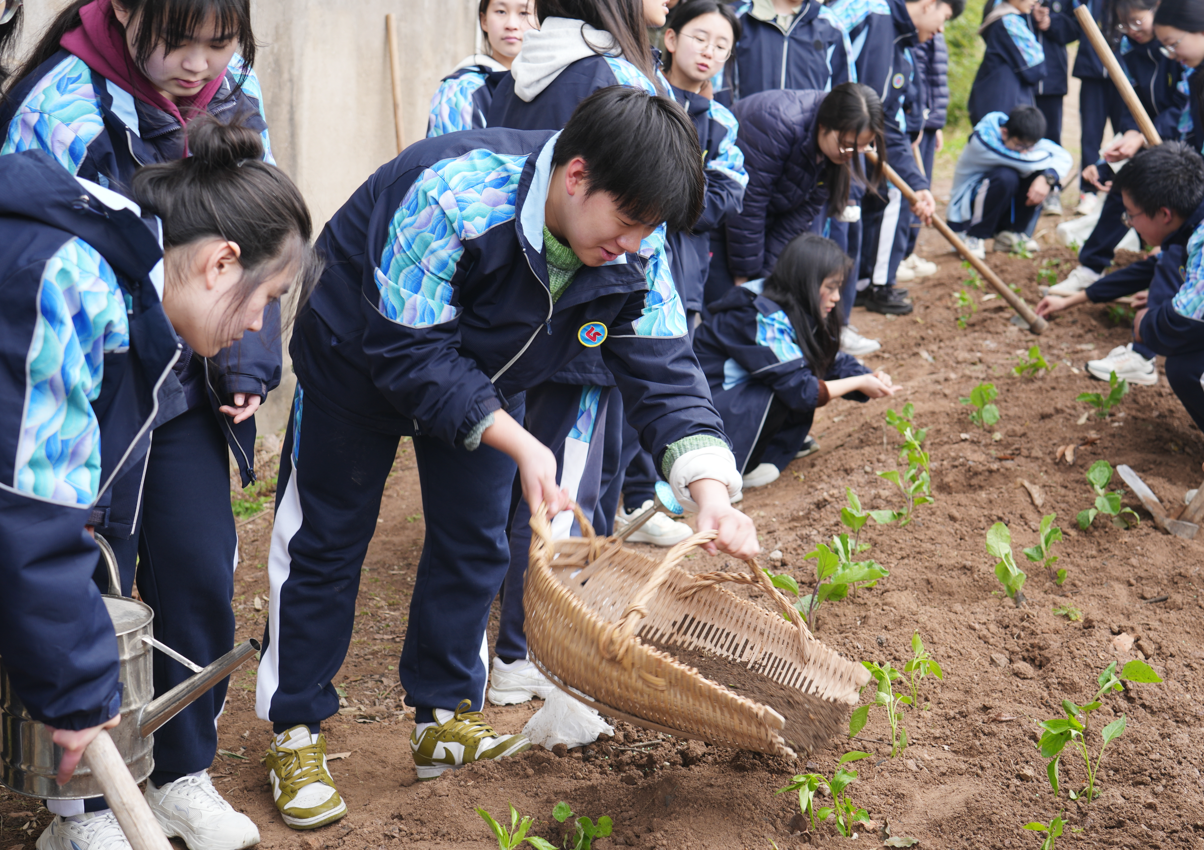 寧波正始中學(xué)學(xué)生在勞動(dòng)實(shí)踐基地參與春耕活動(dòng) 學(xué)校供圖1.png
