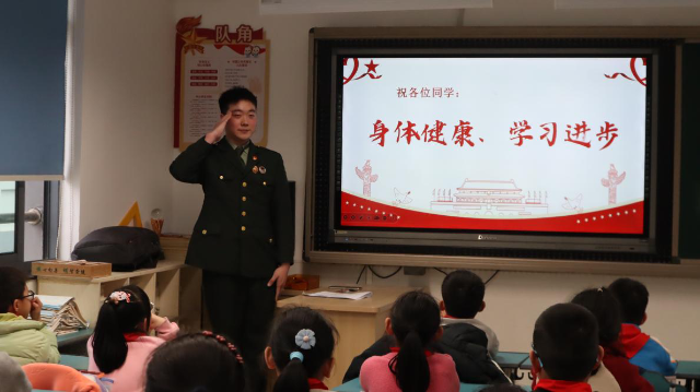 浙大寧波理工學(xué)院國旗護衛(wèi)隊來到寧波鎮(zhèn)明中心小學(xué)上國防教育公開課 徐銘菲 攝.png