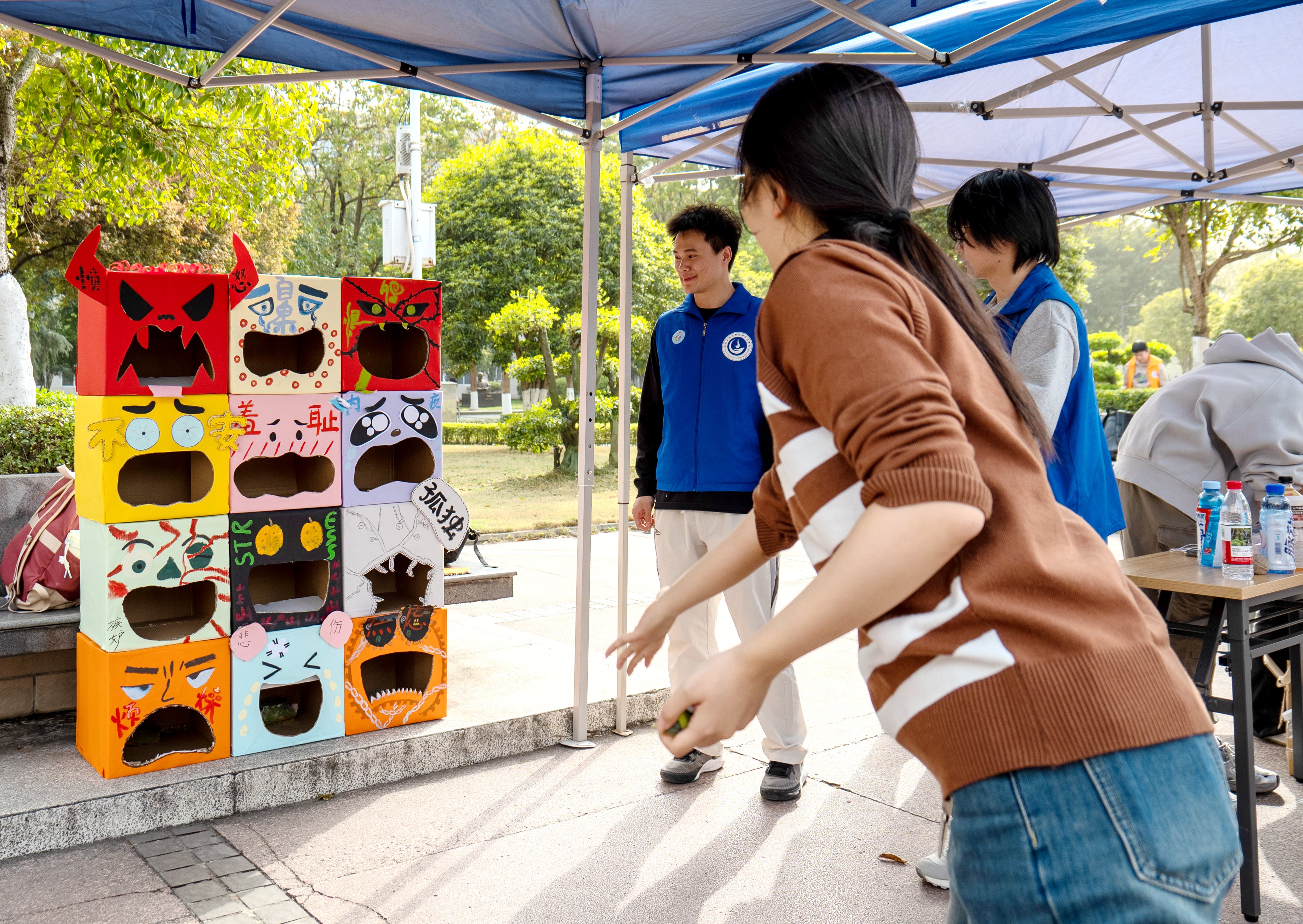 學生在“撥云見心”游戲中擊落情緒沙包-張世軼攝.jpg