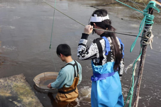 浙大寧波理工學(xué)院“智漁未來”AI無人養(yǎng)殖團(tuán)隊(duì)成員赴養(yǎng)殖基地開展實(shí)地試驗(yàn) 學(xué)校供圖.png