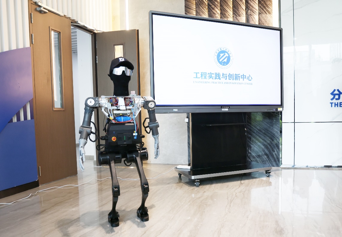 北航首個人形機器人“工創(chuàng)一號”。學(xué)校供圖.jpg