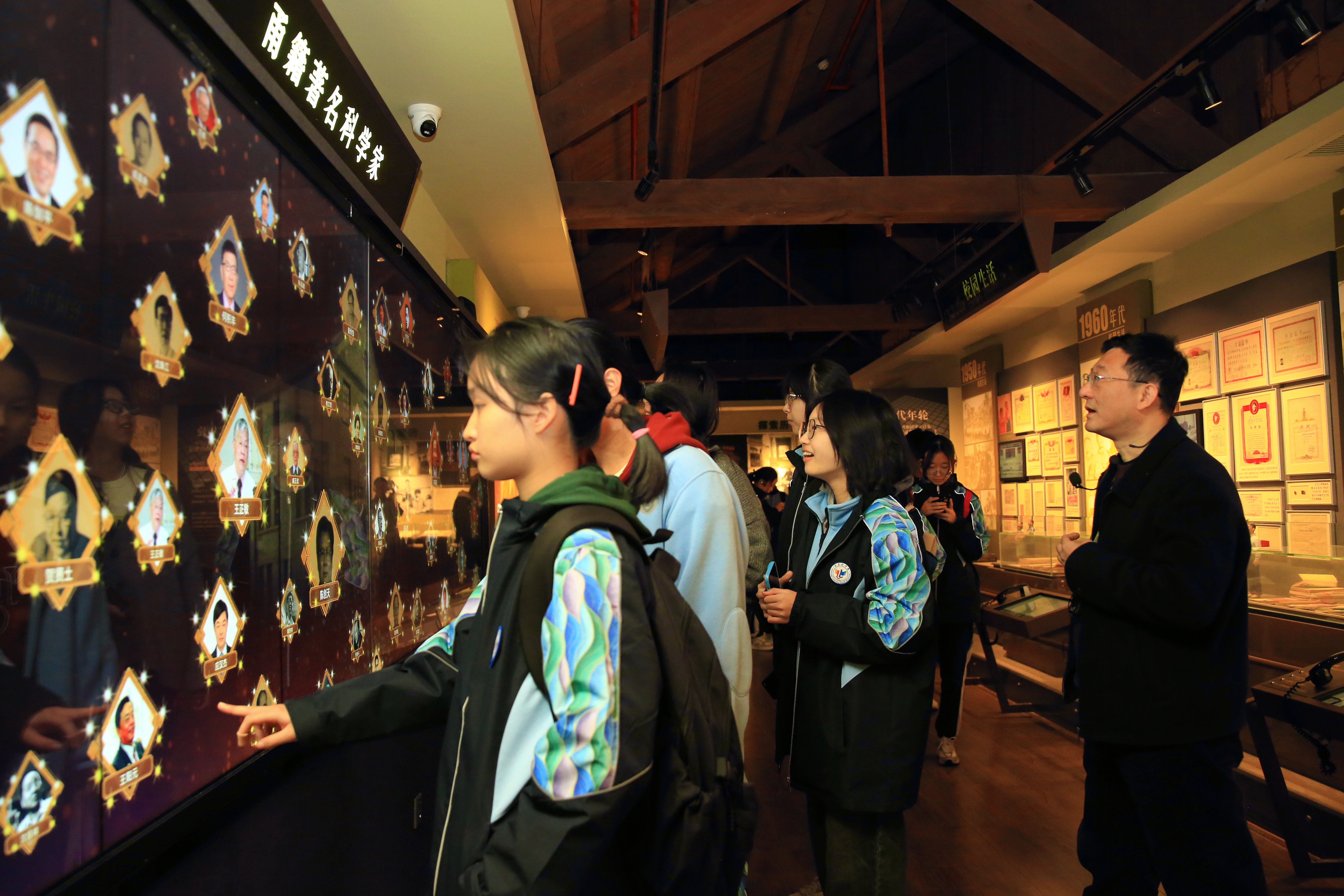 20240918甬籍著名科學(xué)家互動(dòng)魔墻點(diǎn)亮科技?jí)粝?jpg