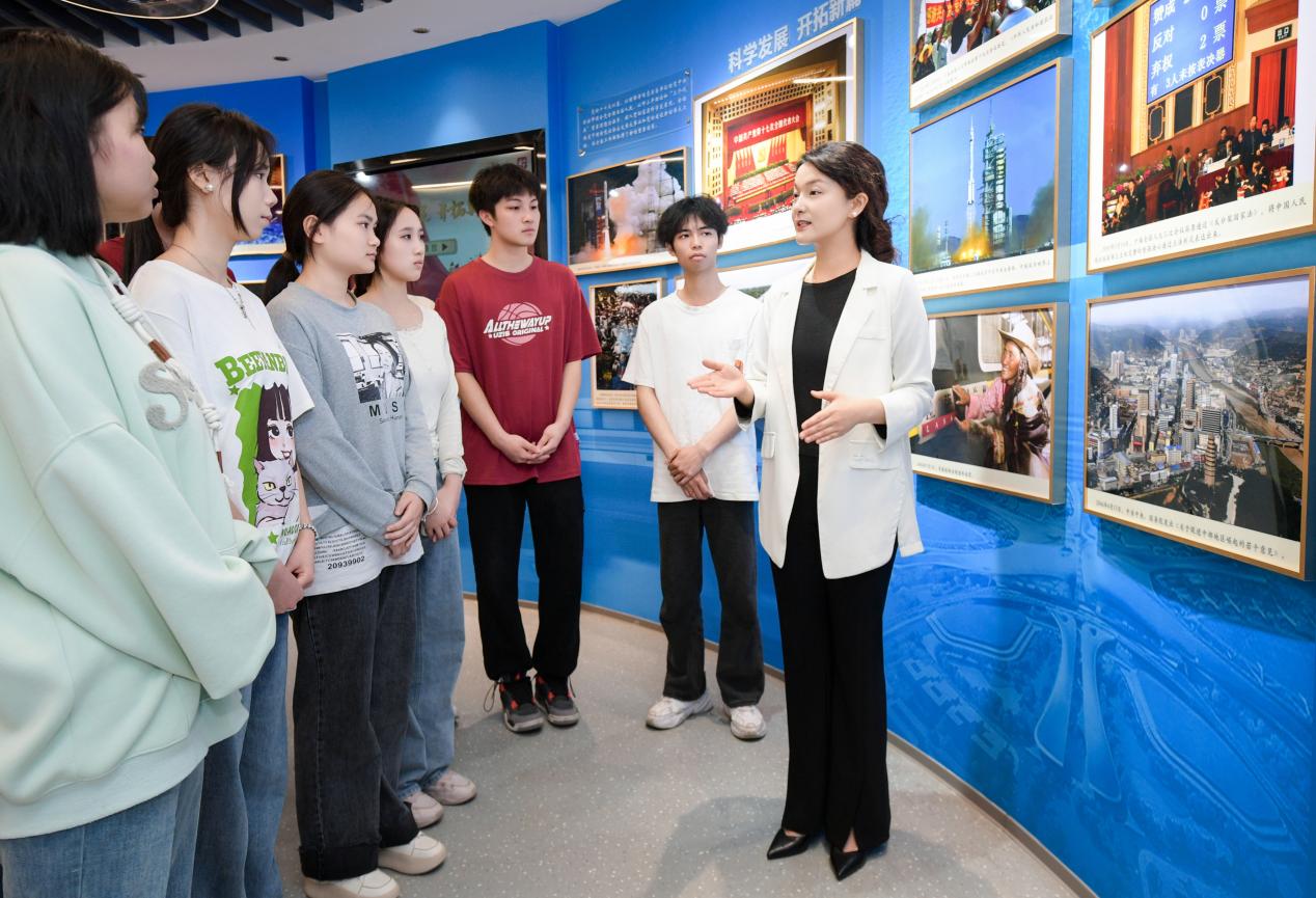 思政課教師在中國(guó)夢(mèng)主題場(chǎng)館內(nèi)開展愛國(guó)主義教育實(shí)踐教學(xué)活動(dòng)