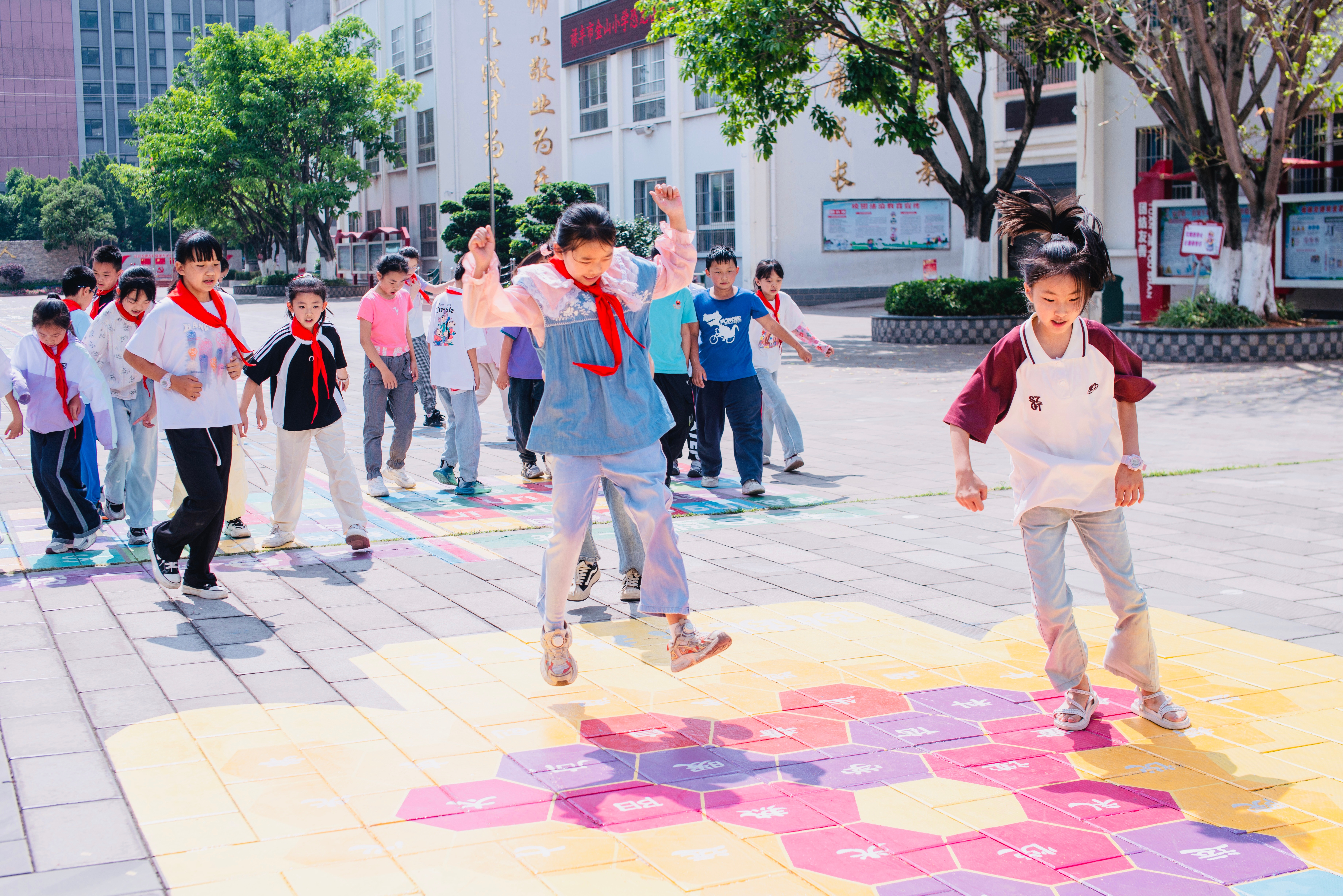 金山小學(xué)學(xué)生在玩地面游戲.jpg