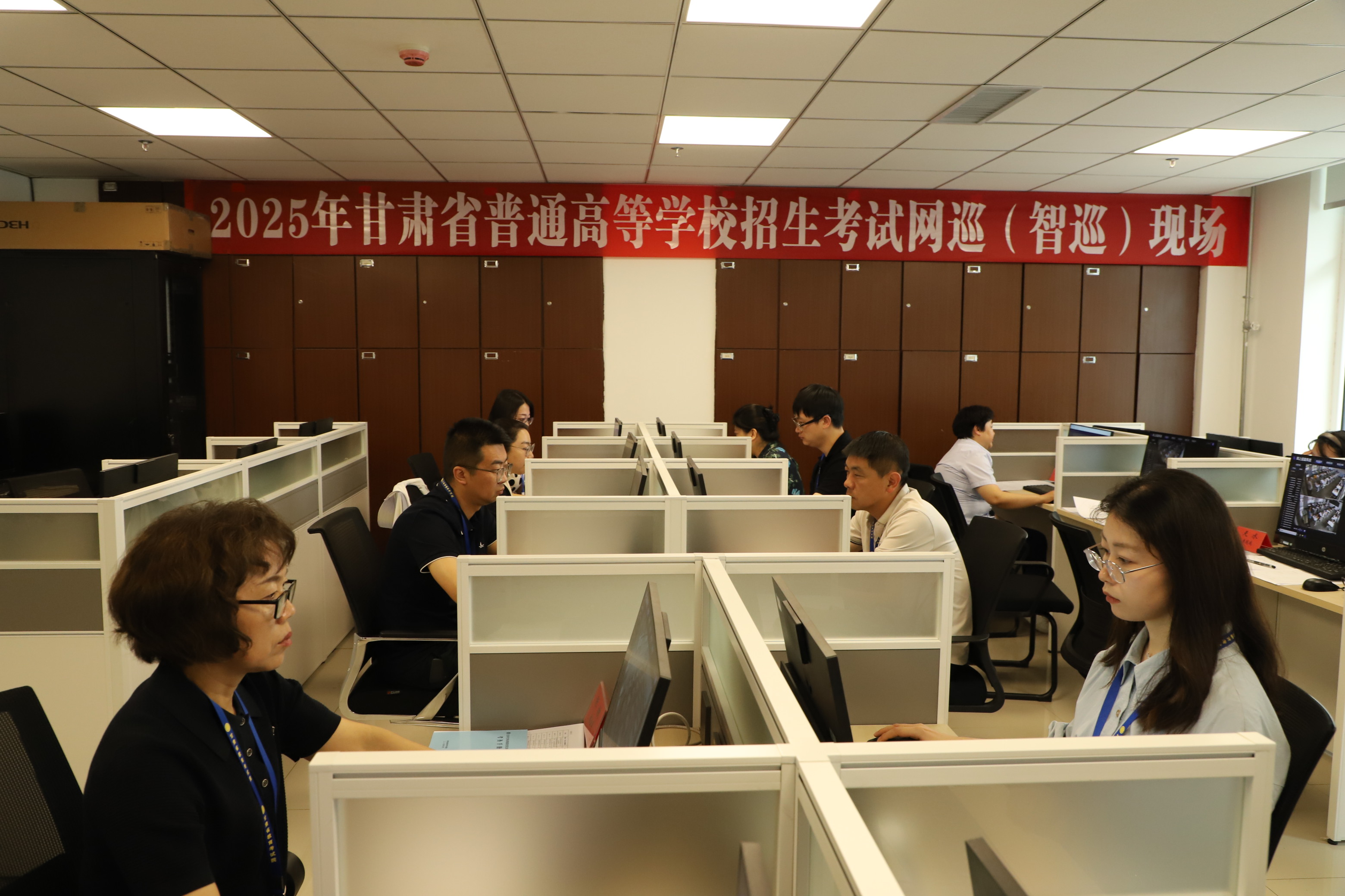 堅守崗位 暖心護考（鄭芃生 攝）.JPG