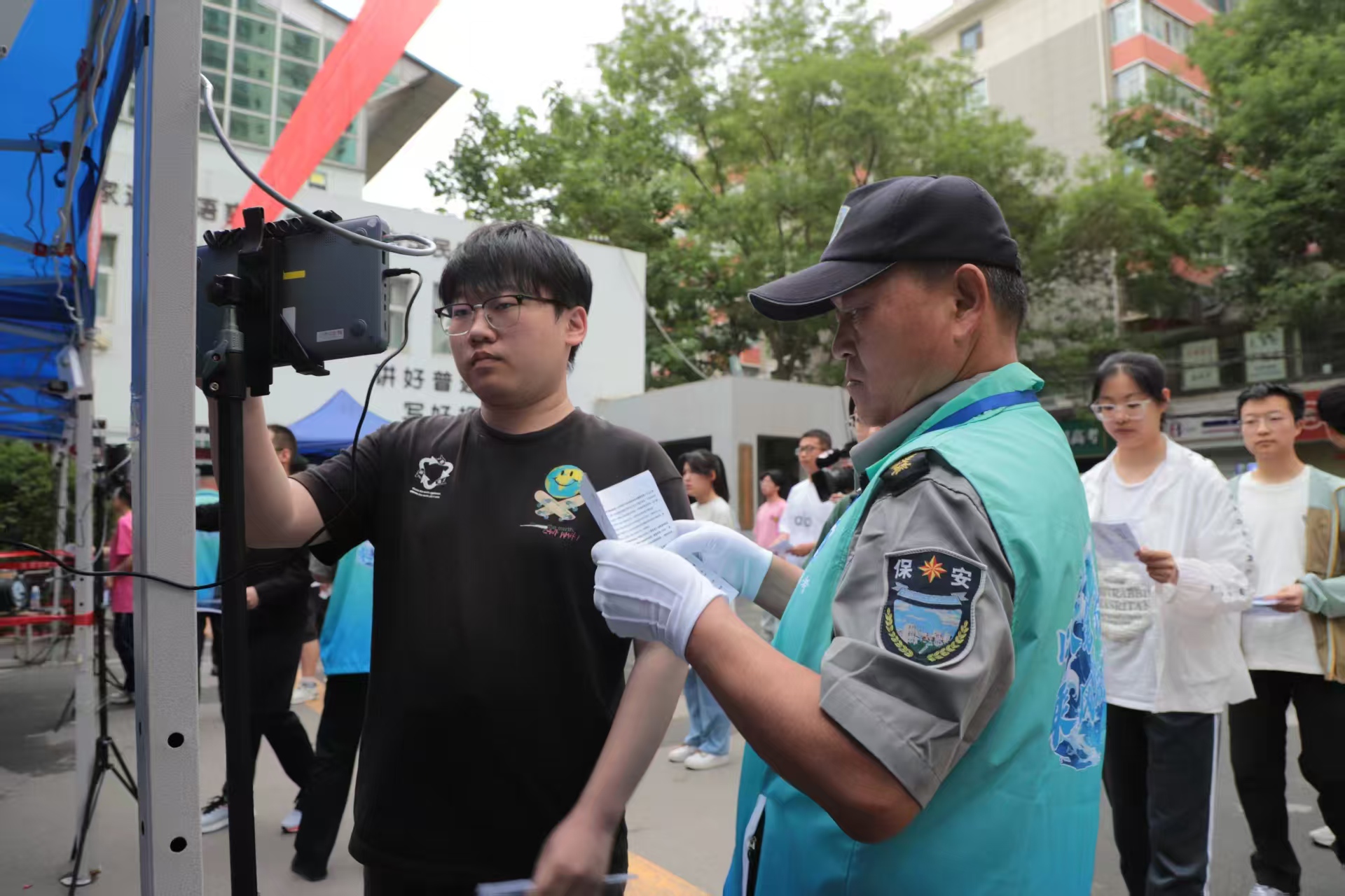 蘭州一中考點，工作人員認真核驗考生信息，確保準確無誤。（馬綺徽 攝）.jpg