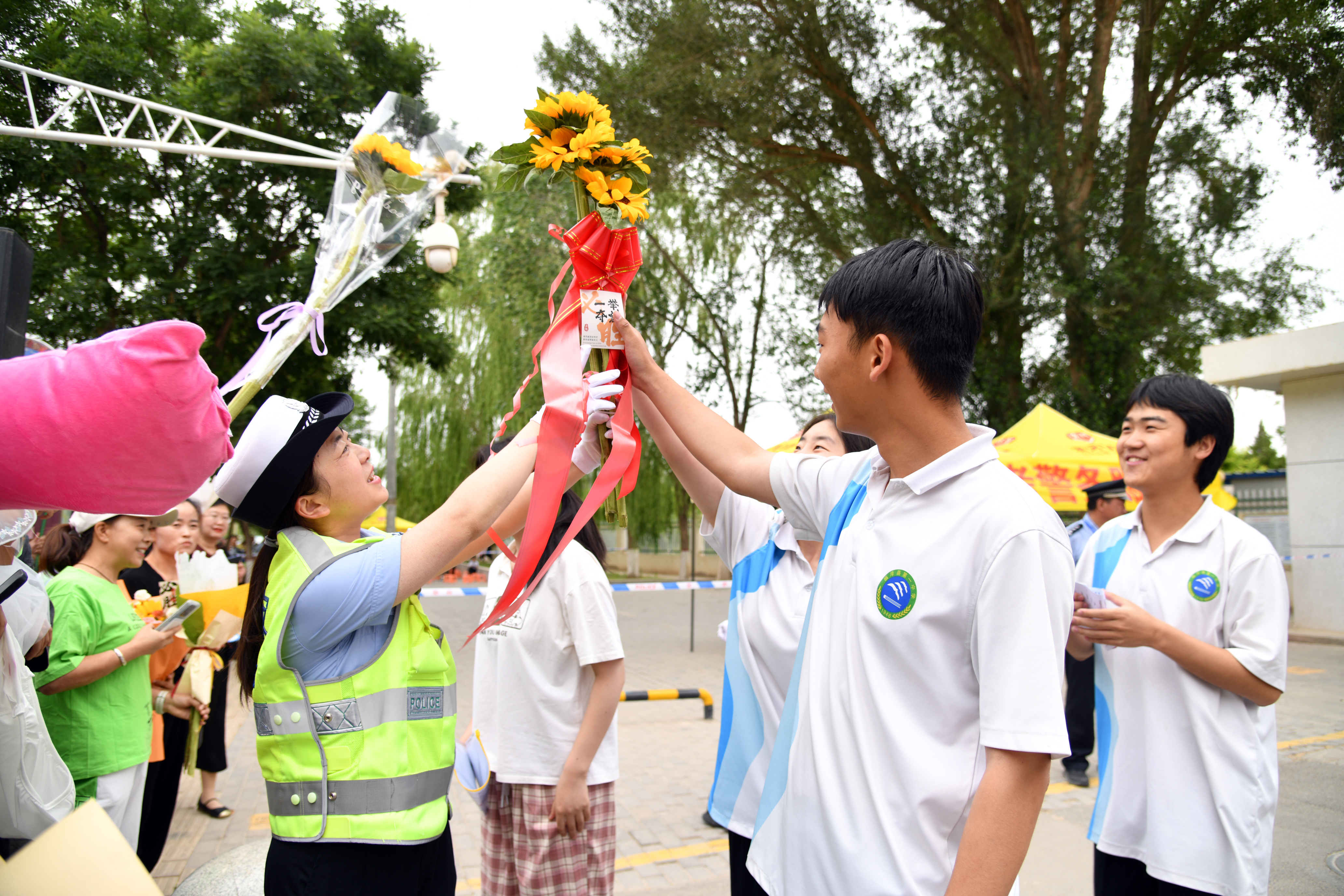 第一場考試結(jié)束后，張掖市臨澤縣考生跑出考場依次跳起摸葵。（安學海 攝）.JPG