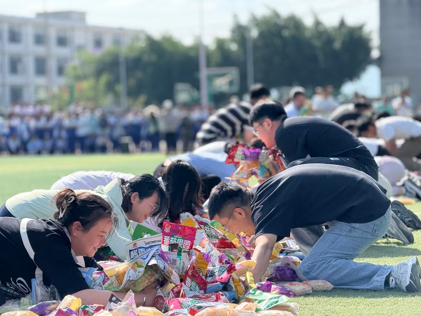 班主任搶零食大戰(zhàn) 景東一中供圖3.jpg