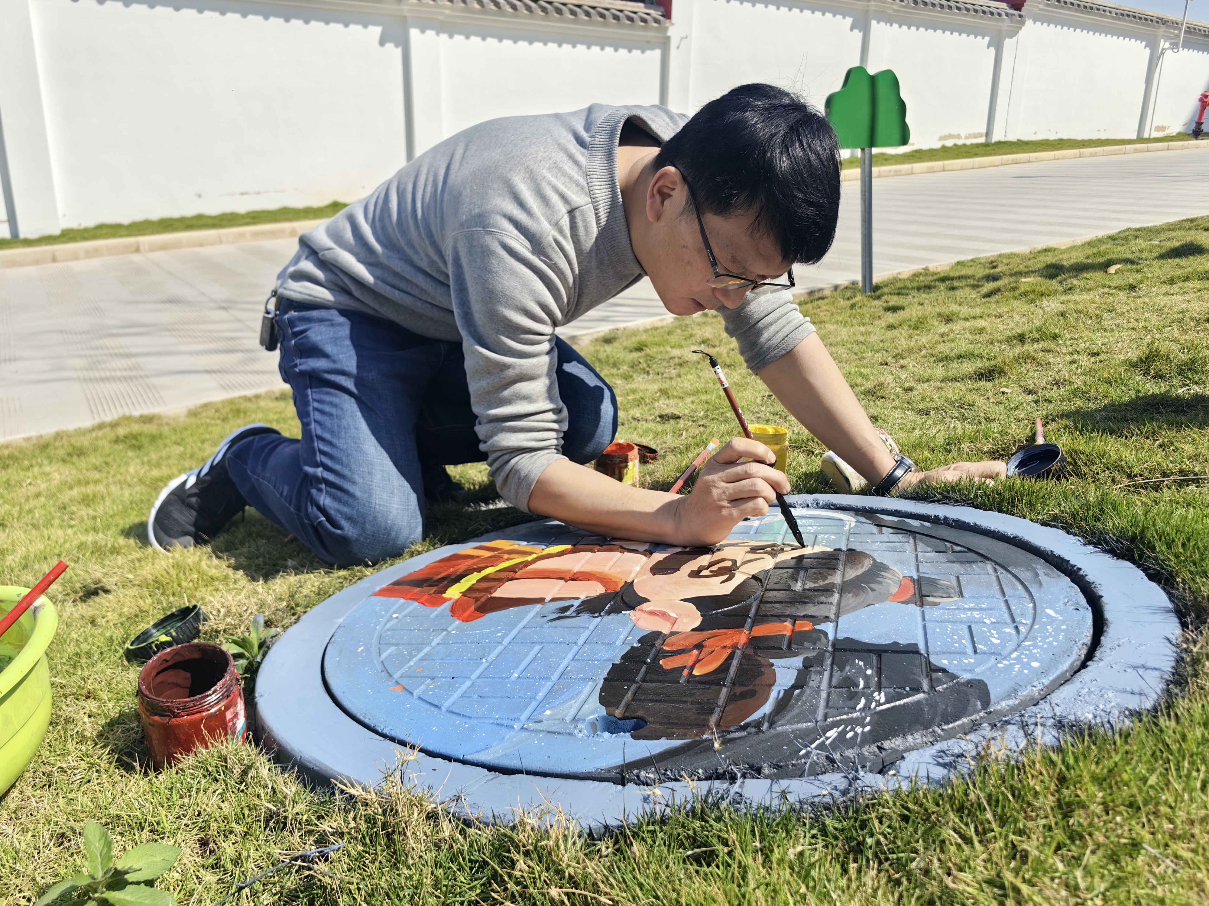 師生共繪井蓋 無量中學(xué)供圖1.jpg