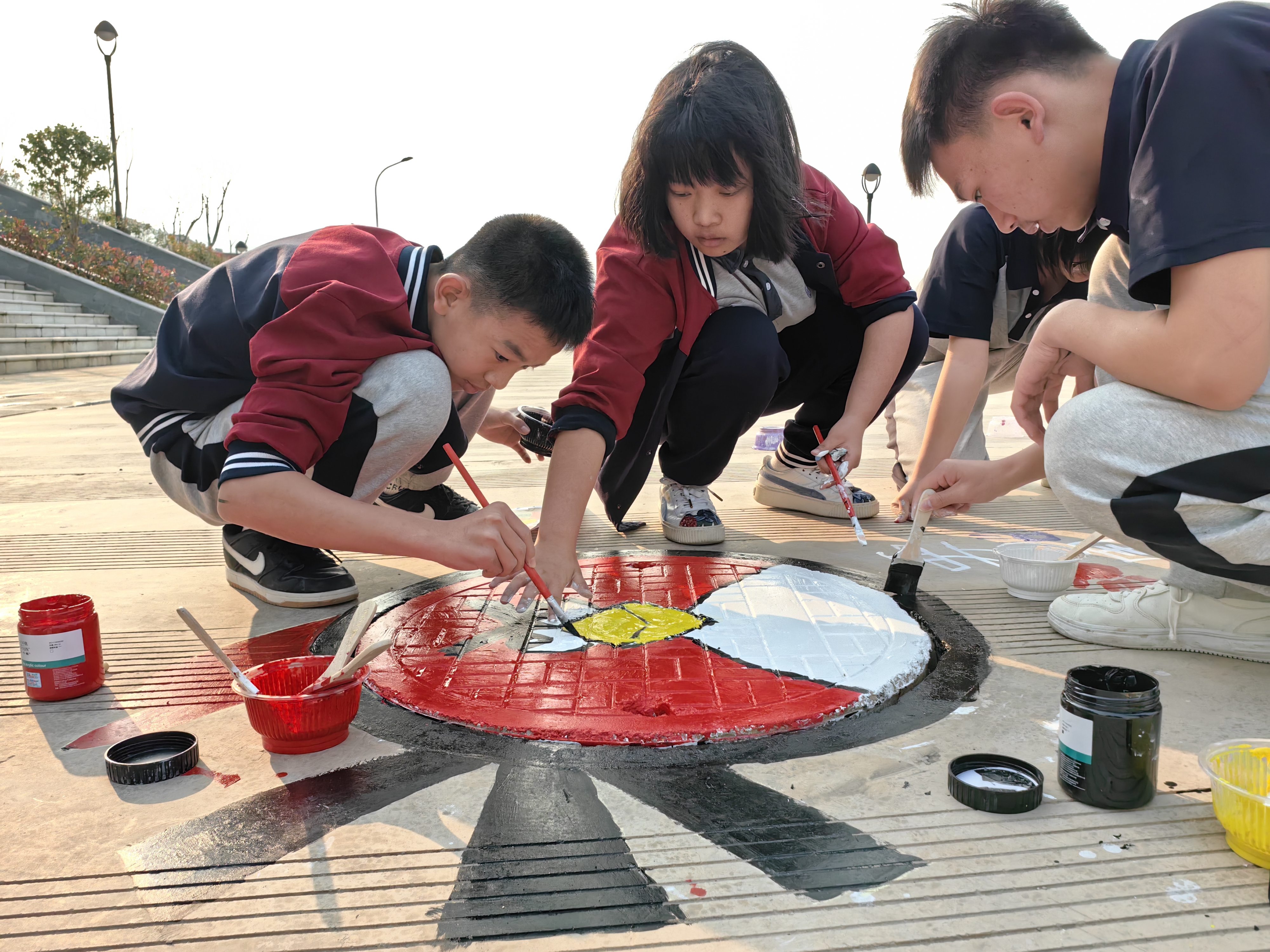 師生共繪井蓋 無量中學(xué)供圖2.jpg