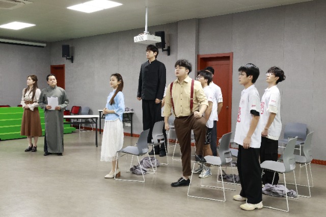 浙江工商職院“遷徙銘志小分隊(duì)”排演校史劇《遷徙》 學(xué)校供圖.JPG