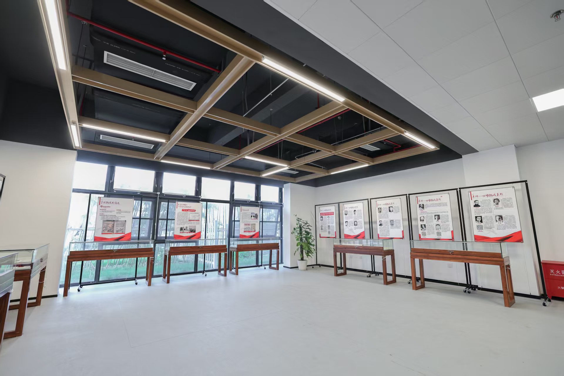 寧波大學(xué)抗戰(zhàn)主題紀(jì)念展館展覽現(xiàn)場  學(xué)校供圖.jpg