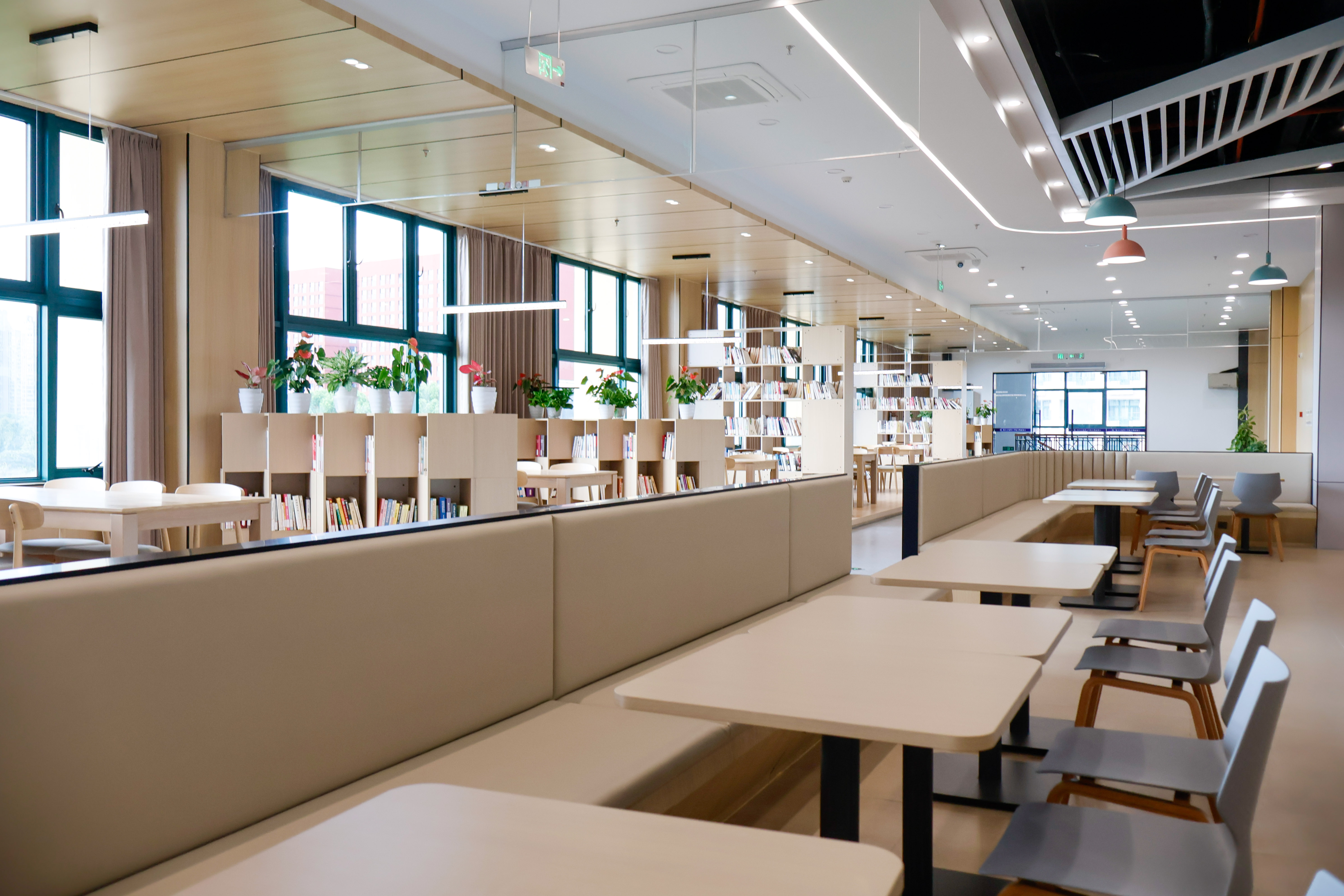 浙大寧波理工學(xué)院食堂內(nèi)景 學(xué)校供圖 (2).jpg